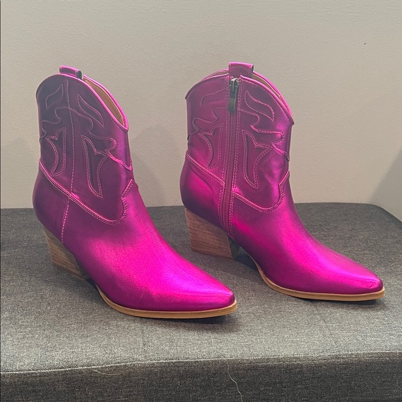 BEAST FASHION Metallic Hot Pink Western Lace-Up Ankle Boots - Picture 2 of 7